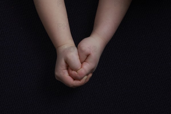 Hand of a child, 5 fingers, 5 fingers, thumb, hands, fist, fistful, tension, conflict, fear,