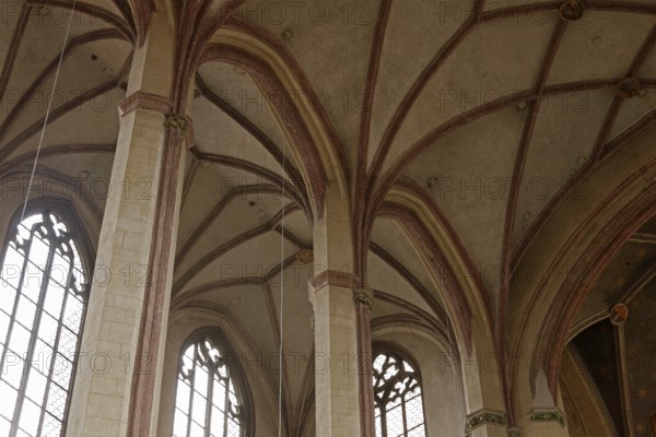 Nave, view of the north-eastern pillars and the vault of the side aisle, St., Sankt, Saint
