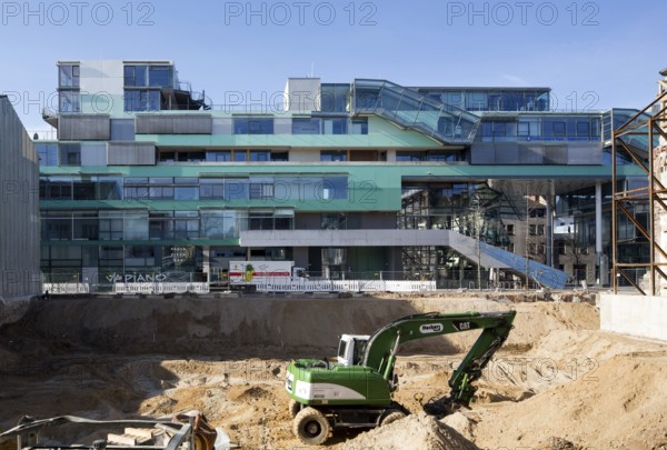 East façade during the demolition of the former Werkkunstschule, view through the gap between
