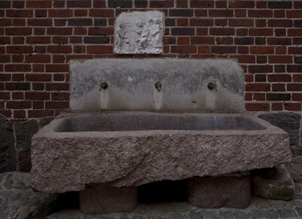 Middle castle, stone bathing basin, above it relief CHRIST AT THE JAKOBSBRUNNEN modelled on the
