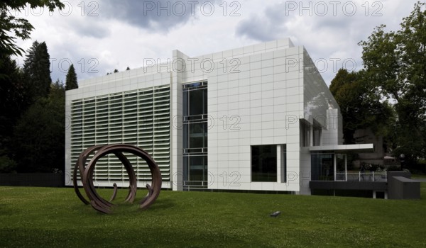 Architect Richard Meier, opened 2004, exterior view with object GEROLLTER STAHL by Bernar Venet,