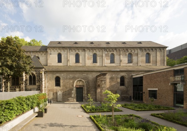 North side, north portal with tympanum and Frankish arch, St., Sankt, Saint