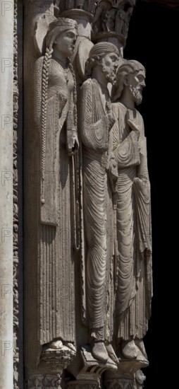 1195-1260 Main construction period, west façade, royal portals 1145-70 with biblical kings, queens,