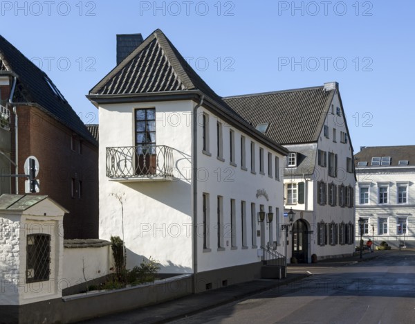 Krefeld-Ürdingen, Haus Bügeleisen am Zollhof, behind Haus Neuhofs, ensemble of buildings at the