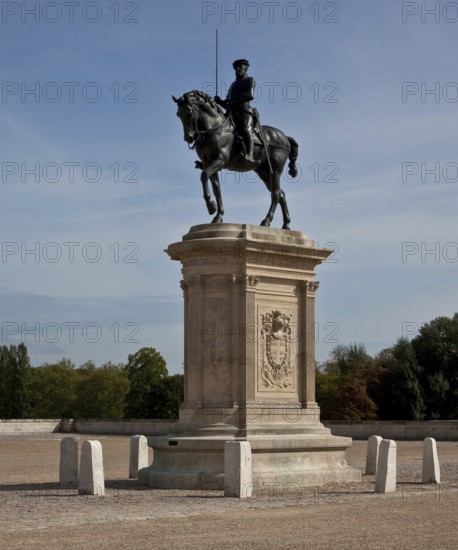 Chantilly, Chateau-de-Chantilly, chateau park main terrace, equestrian statue of Anne de