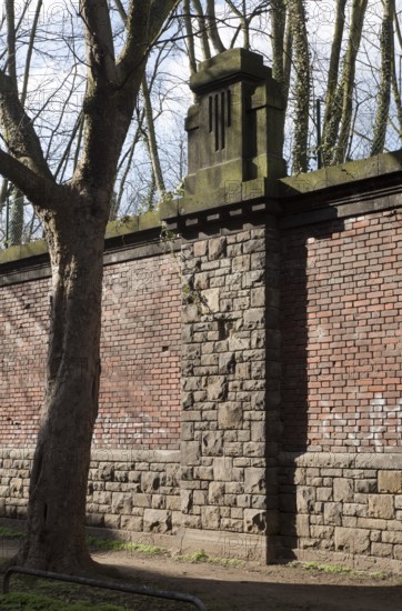 Krefeld, Südbahnhof on Saumstraße, parapet pillar on the railway embankment