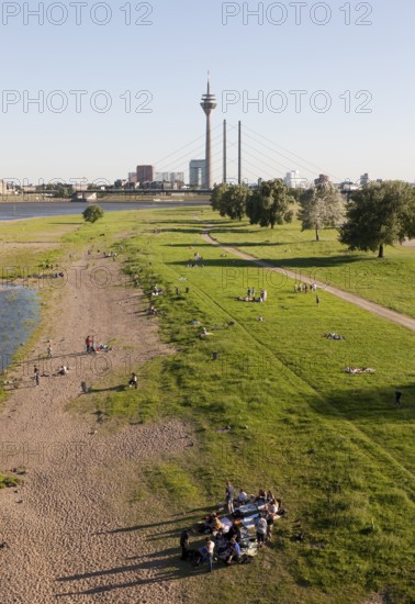 In the foreground Oberkassler Rheinwiesen, behind it Rheinkniebrücke, city gate and media harbour,