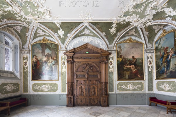 Wall painting by Stefano Torelli: Allegorical figures of the virtues of the councillors, hall door