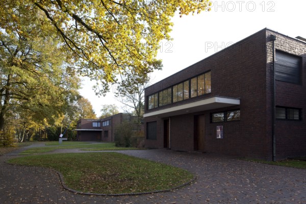 Built between 1928 and 1930 by Ludwig Mies van der Rohe as a residential building, street side
