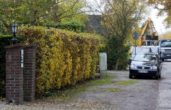 Krefeld, Kliedbruchstraße 67, Tor tor with old beech hedge in front of clearing in 2012