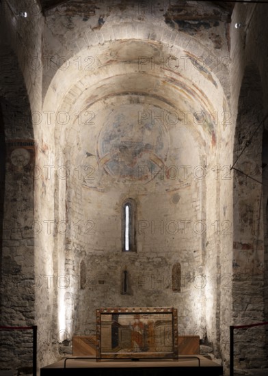 Taüll, Sant Climent, view into the choir apse. Condition after removal of the frescoes