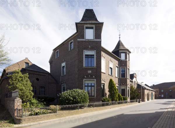 Erftstadt-Herrig, Domhof courtyard complex