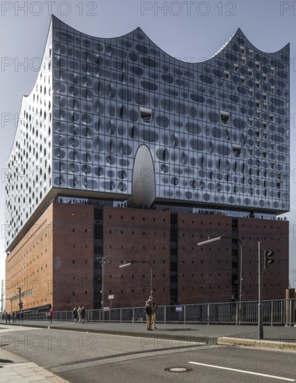 Hamburg, Elbphilharmonie, partial view from the north-east over the Mahatma Gandhi Bridge, designed