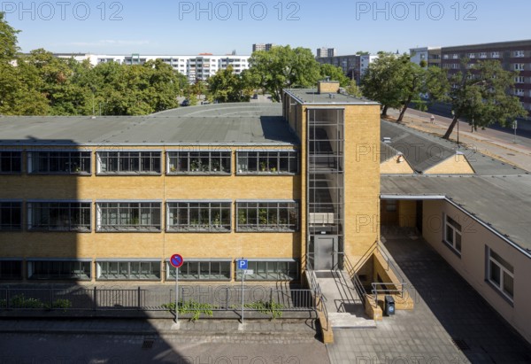 Dessau, former labour office by Walter Gropius, south view from the neighbouring high-rise building