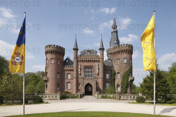 Moyland, castle park in spring