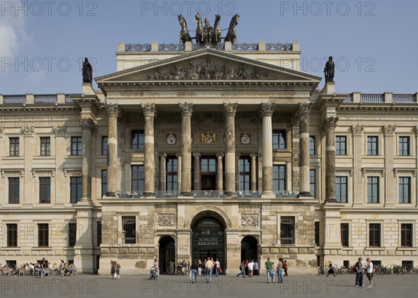 Braunschweig castle facade copy 2005-07 middle section v W. shopping centre. Castle arcades
