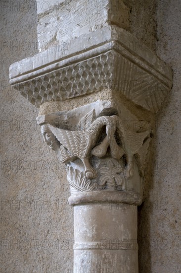 Plaimpied-Givaudins, Saint-Martin church from 1080, capital with two pelicans with intertwined