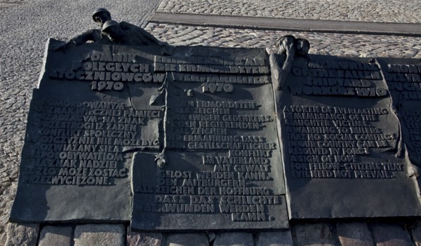 Monument to the Fallen Shipyard Workers, multilingual sculptural bronze plaques from 1980