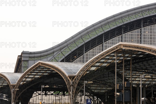 Platform concourse from 1894, in front of it modern platform roofing by Busmann & Haberer