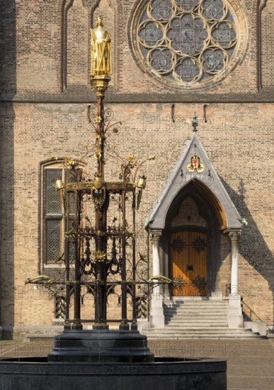 Fountain by Pierre Cuypers, behind it the entrance to the Knights' Hall