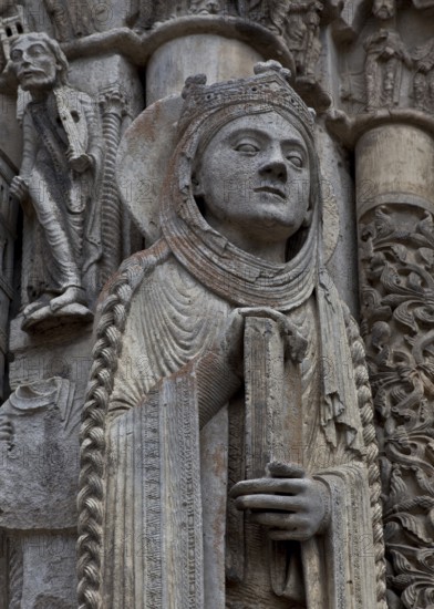 1195-1260 Main construction period, west façade, royal portals 1145-70 with biblical kings, queens,