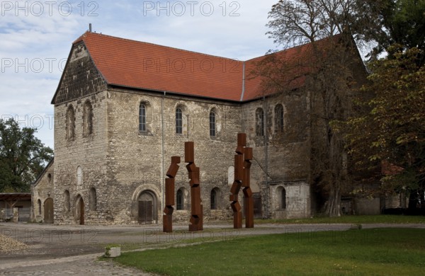 In front of it, metal sculpture FÜNF ERDTEILE by Johann Peter Hinz, 2000, St., Sankt, Saint