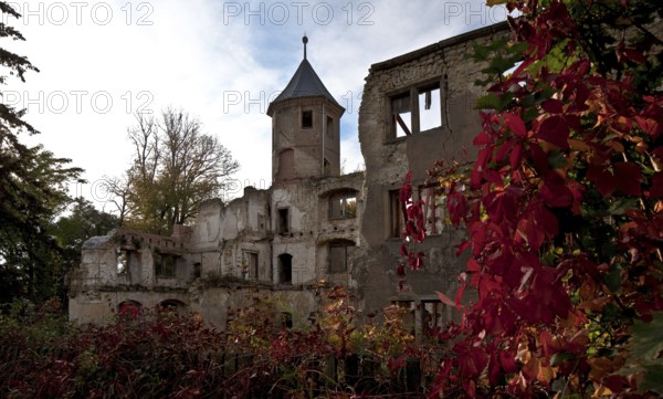 Ruins of the castle of the von Veltheim family, rebuilt between 1751 and 1759 by the