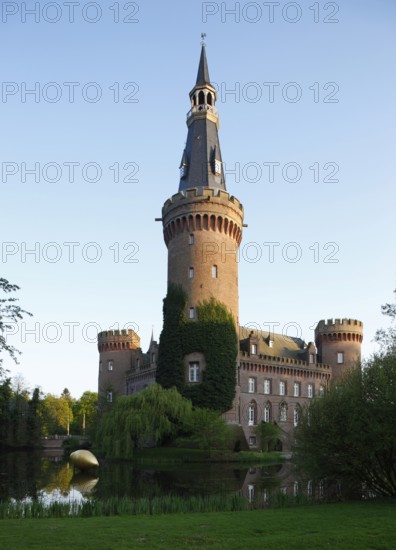 Moyland, castle park in spring