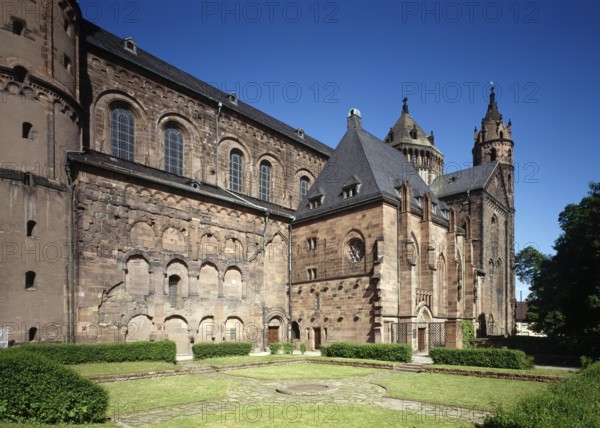 South side of the cathedral with the remains of the Romanesque cloisters and the adjoining Gothic