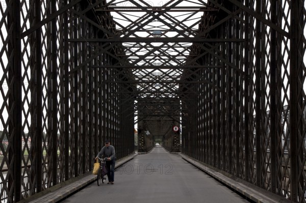 Built 1851-1857, original steel lattice superstructure, interior view of the temporary bridge