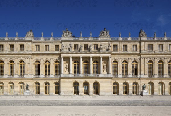 Facade of the centre building, garden side