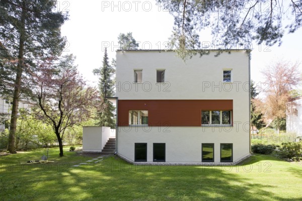 Built in 1923 by Erich Mendelsohn and Richard Neutra, garden side