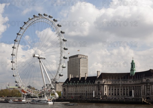 London, The London Eye, Ferris wheel on the banks of the Thames