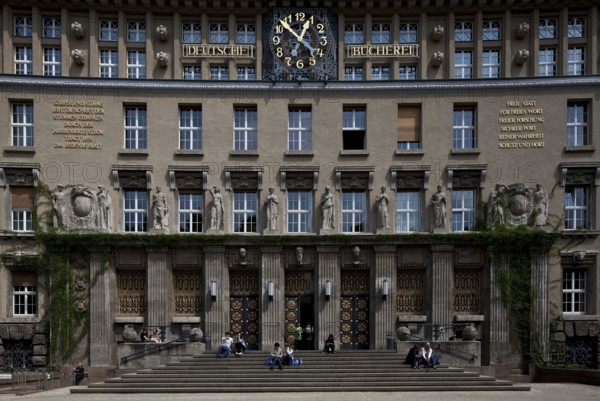 Founding building erected 1914-1916 by Oskar Pusch and Carl Julius Bär as DEUTSCHE BÜCHEREI, main
