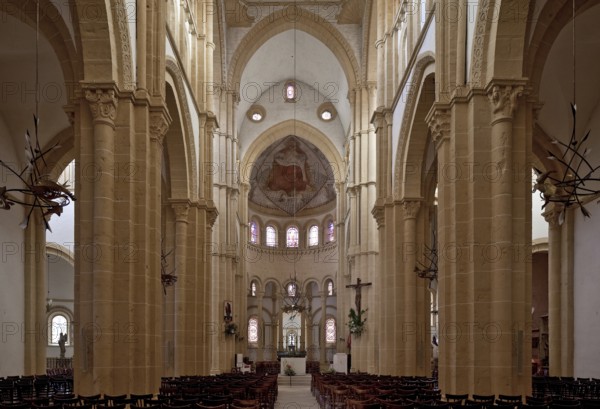 Frankr Paray-le Monial Burgundy Basilica Sacre-Coeur Begun around 1100 Interior facing east Painted