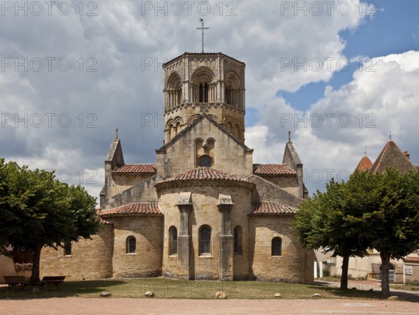 Semur-en-Brionnais Burgundy St-Hilaire Begun in the early 12th century Exterior view from the east,