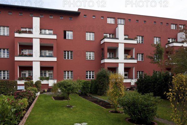 1925-33 by Bruno Taut and Martin Wagner, rear of a terraced building with house gardens, so-called