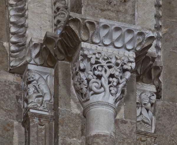 Vezelay, Basilica of Ste-Marie-Madeleine. Interior. Romanesque nave figure capital. Fall of man,