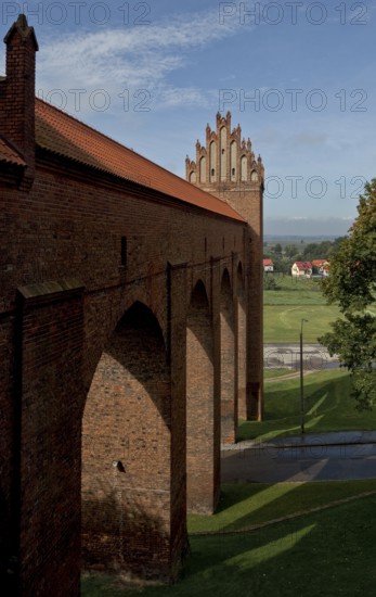 Danskerturm (abort tower) with access bridge seen from the castle