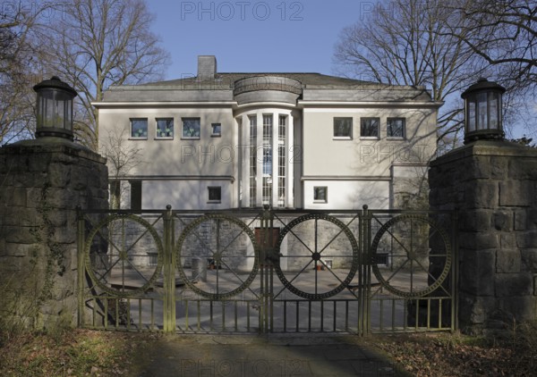 Built between 1906 and 1908 according to designs by Peter Behrens. Collaboration with Walter
