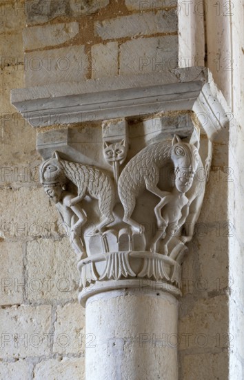 Plaimpied-Givaudins, Saint-Martin church from 1080, capital with mythical creature