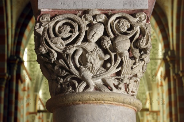 Capital on the centre column behind the altar, St., Sankt, Saint