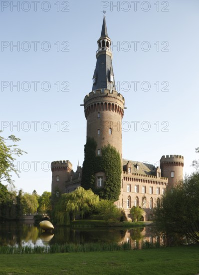 Moyland, castle park in spring