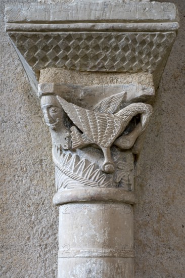 Plaimpied-Givaudins, Saint-Martin church from 1080, capital with two pelicans with intertwined
