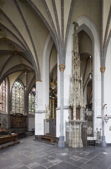 Northern ambulatory with sacrament house, St., Sankt, Saint