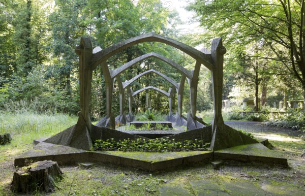 Julius Wissinger tomb, expressionist tomb created by Max Taut and Otto Freundlich in 1920