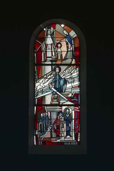 Stained glass window by Ernst Jansen-Winkeln in the left (eastern) aisle, scenes from the life of
