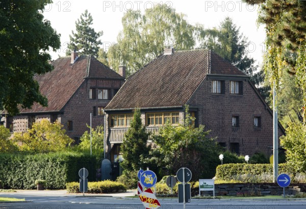 House Schmitz, built in 1936 by Karl Buschhüter, north-east side, behind it House Pastern, 1937