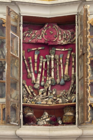 Reliquaries in the choir, St., Saint, Saint