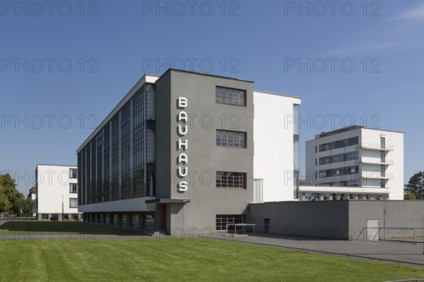 Dessau, Bauhaus, workshop wing, view from the south, Prellerhaus on the right